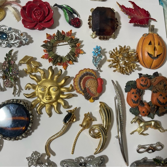 Vintage Brooches Pedants Antique Pins Signed Military, Summer, Fall, Religious - Picture 4 of 17